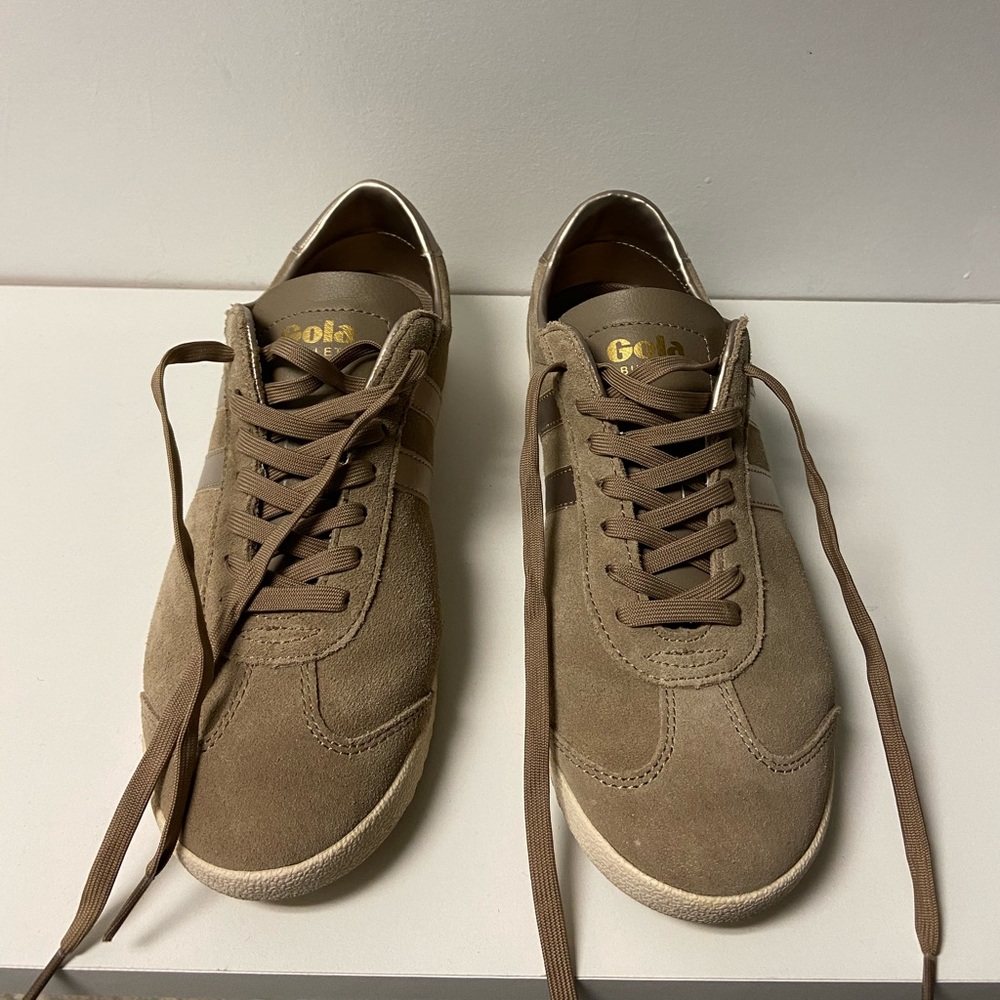 Gola women’s sneakers with gold color acce…